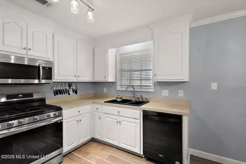 Kitchen - 214 Holmar Dr, Brandon, MS 39047 photo 2 of 2