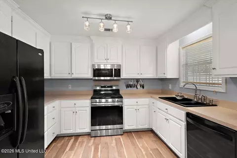 Kitchen - 214 Holmar Dr, Brandon, MS 39047 photo 1 of 2