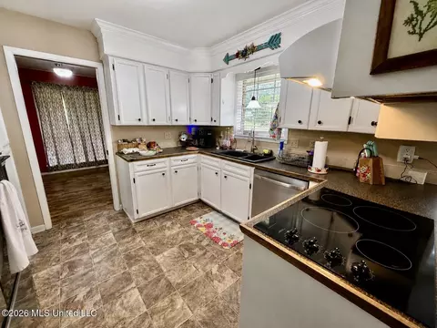 Kitchen - 453 NW Oak St, Magee, MS 39111 photo 3 of 3