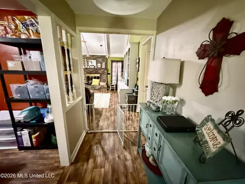 Entry Way - 453 NW Oak St, Magee, MS 39111 photo 1 of 2