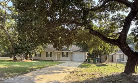 1333 Oak St, Ocean Springs, MS 39564