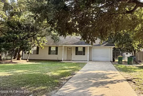 1333 Oak St, Ocean Springs, MS 39564