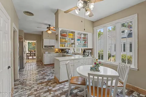 Kitchen - 2747 Magnolia Dr, Hernando, MS 38632 photo 5 of 6