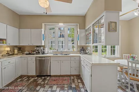 Kitchen - 2747 Magnolia Dr, Hernando, MS 38632 photo 4 of 6