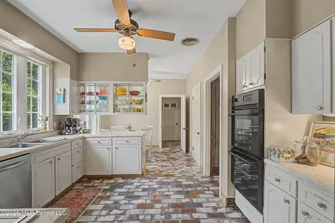 Kitchen - 2747 Magnolia Dr, Hernando, MS 38632 photo 1 of 6