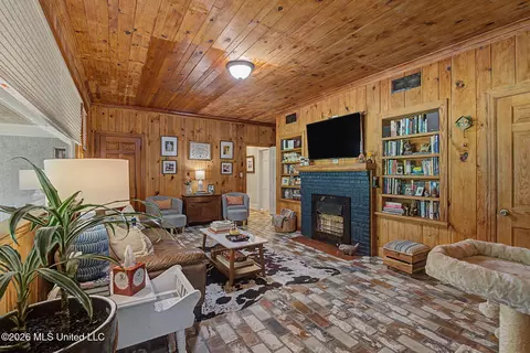Living - 2747 Magnolia Dr, Hernando, MS 38632 photo 4 of 4
