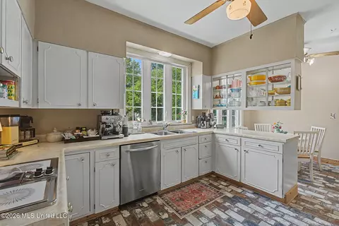 Kitchen - 2747 Magnolia Dr, Hernando, MS 38632 photo 3 of 6