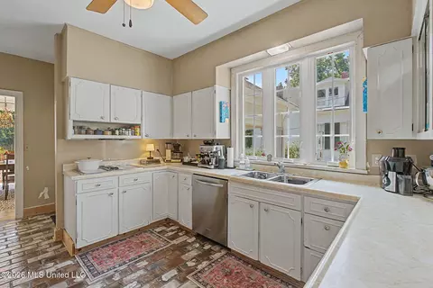 Kitchen - 2747 Magnolia Dr, Hernando, MS 38632 photo 2 of 6