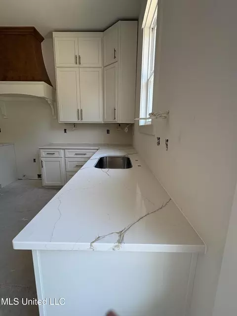 Kitchen - 1558 John Thomas Cv, Hernando, MS 38632 photo 5 of 10