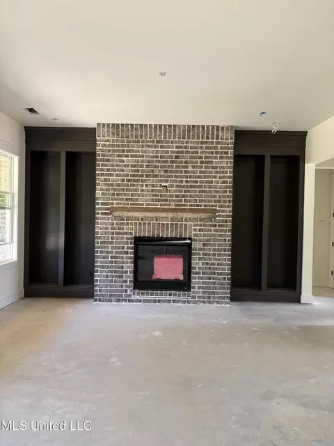 Living - 1558 John Thomas Cv, Hernando, MS 38632 photo 1 of 2