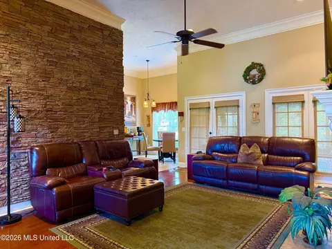 Living - 112 Elizabeth Dr, Brandon, MS 39042 photo 2 of 2
