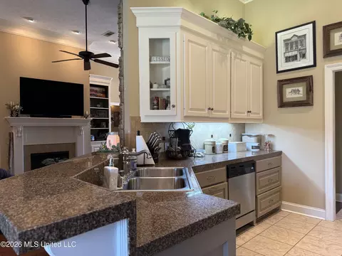 Kitchen - 112 Elizabeth Dr, Brandon, MS 39042 photo 2 of 3