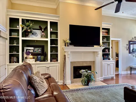 Living - 112 Elizabeth Dr, Brandon, MS 39042 photo 1 of 2