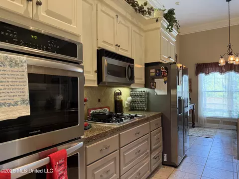 Kitchen - 112 Elizabeth Dr, Brandon, MS 39042 photo 3 of 3