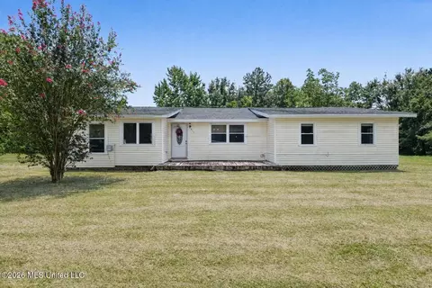 609 Dicks St, Waveland, MS 39576