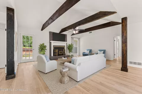 Living - 6822 Angie Dr, Hernando, MS 38632 photo 3 of 6