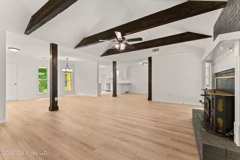 Living - 6822 Angie Dr, Hernando, MS 38632 photo 2 of 6