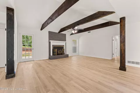 Living - 6822 Angie Dr, Hernando, MS 38632 photo 4 of 6