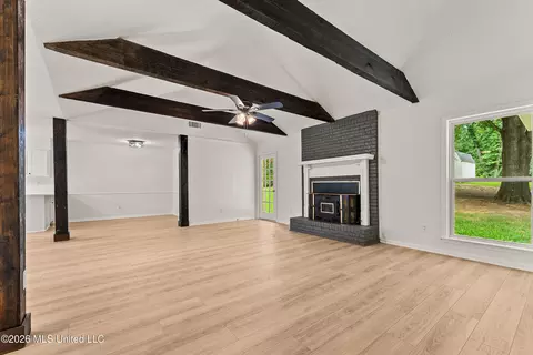 Living - 6822 Angie Dr, Hernando, MS 38632 photo 5 of 6