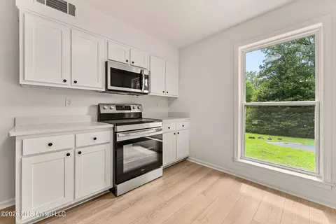 Kitchen - 6822 Angie Dr, Hernando, MS 38632 photo 2 of 3