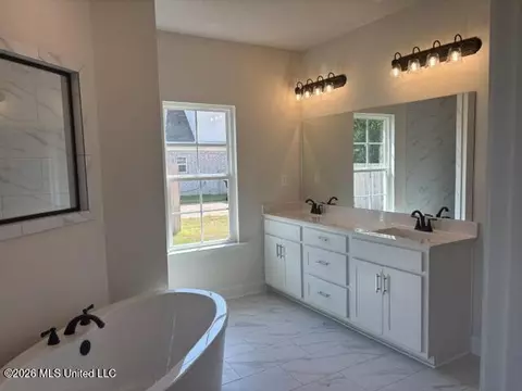 Bath - 946 Buttermilk Dr, Nesbit, MS 38651 photo 1 of 5