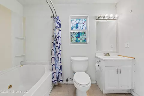 Bath - 18331 Leslis Ln, Saucier, MS 39574 photo 3 of 5