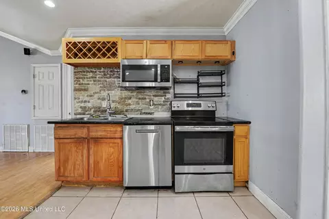 Kitchen - 18331 Leslis Ln, Saucier, MS 39574 photo 2 of 2