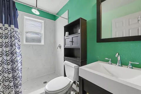 Bath - 18331 Leslis Ln, Saucier, MS 39574 photo 4 of 5