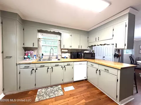 Kitchen - 906 Smith Lake Rd, Brookhaven, MS 39601 photo 2 of 3