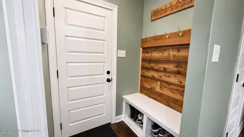 Entry Way - 1598 Carlee Dr, Hernando, MS 38632 photo 4 of 5