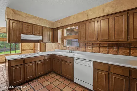 Kitchen - 124 N Parkway St, Hernando, MS 38632 photo 2 of 3
