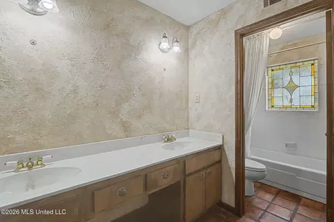 Bath - 124 N Parkway St, Hernando, MS 38632 photo 2 of 2