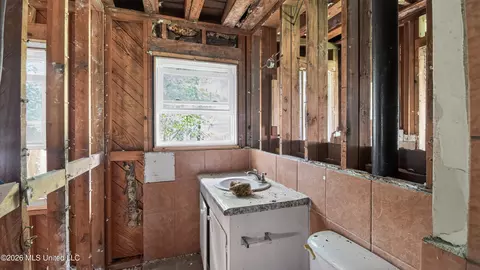 Bath - 5572 Pine Lane Dr, Jackson, MS 39211 photo 2 of 3