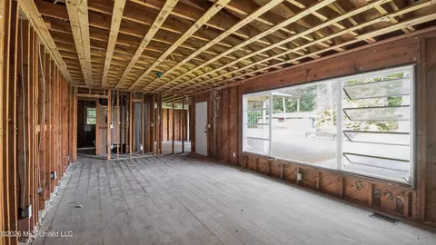 Living - 5572 Pine Lane Dr, Jackson, MS 39211 photo 1 of 1