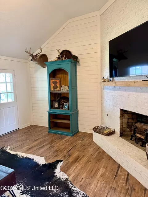 Living - 124 Sara Dr, Brandon, MS 39042 photo 3 of 3