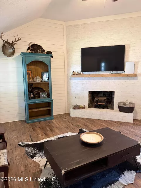 Living - 124 Sara Dr, Brandon, MS 39042 photo 2 of 3