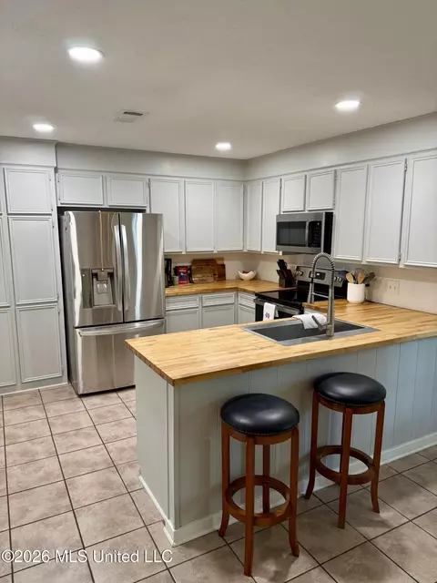 Kitchen - 124 Sara Dr, Brandon, MS 39042 photo 2 of 2