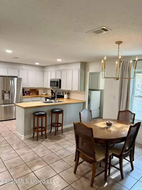 Kitchen - 124 Sara Dr, Brandon, MS 39042 photo 1 of 2