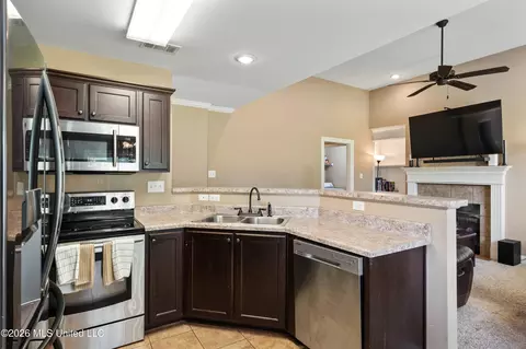 Kitchen - 3248 Magnolia Dr, Hernando, MS 38632 photo 3 of 3