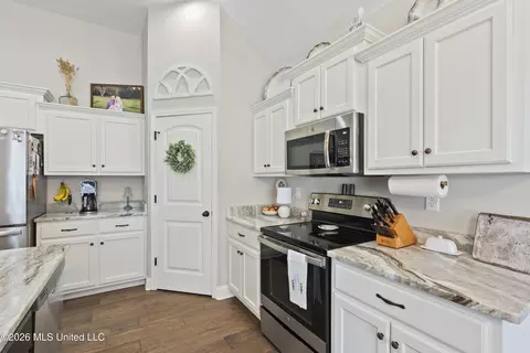 Kitchen - 209 Eagle View Dr, Senatobia, MS 38668 photo 2 of 2