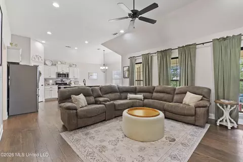 Entry Way - 209 Eagle View Dr, Senatobia, MS 38668 photo 1 of 6