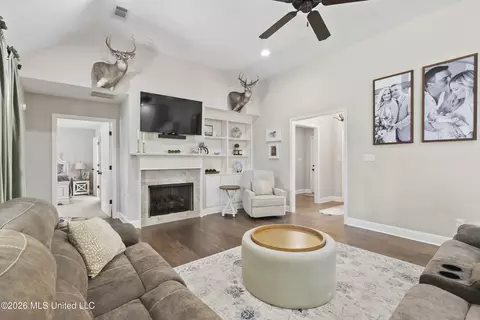 Entry Way - 209 Eagle View Dr, Senatobia, MS 38668 photo 2 of 6