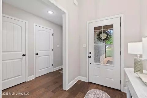Entry Way - 209 Eagle View Dr, Senatobia, MS 38668 photo 6 of 6