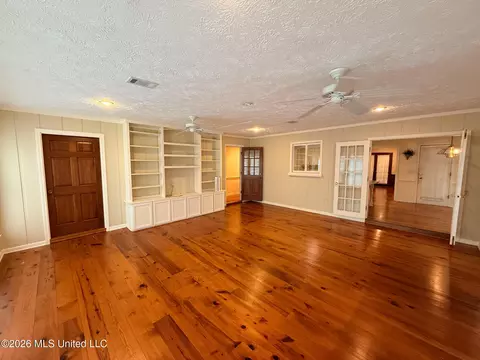 Living - 100 Coachmans Rd, Madison, MS 39110 photo 2 of 5