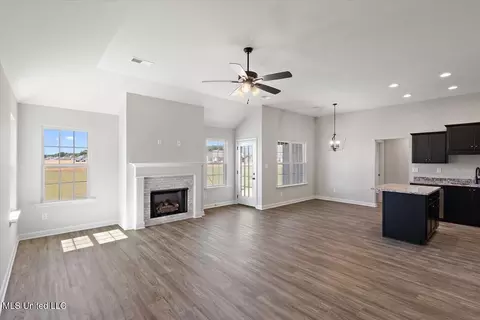 Living - 13758 Jack Thomas Blvd, Olive Branch, MS 38654 photo 1 of 3