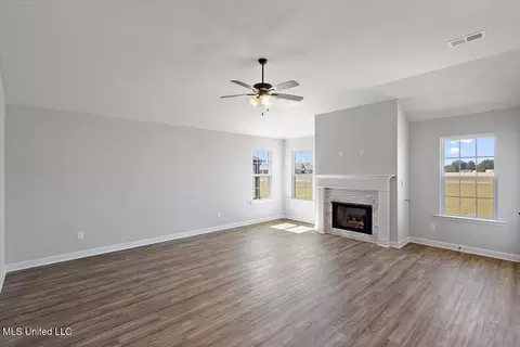 Living - 13758 Jack Thomas Blvd, Olive Branch, MS 38654 photo 3 of 3