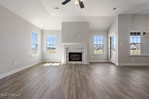Living - 13758 Jack Thomas Blvd, Olive Branch, MS 38654 photo 2 of 3