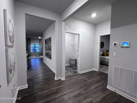 Entry Way - 99 Pine St, Byhalia, MS 38611 photo 2 of 3