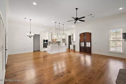 Living - 131 Caledonian Blvd, Brandon, MS 39047 photo 2 of 4