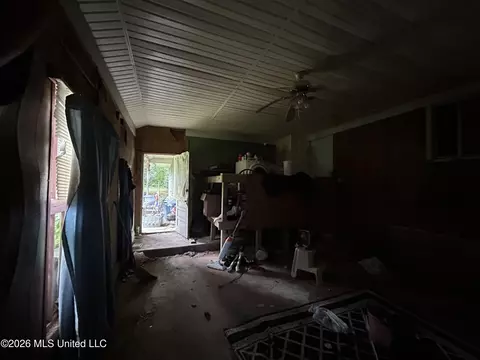 Entry Way - 915 White St, Mccomb, MS 39648 photo 1 of 2